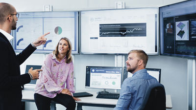 指向屏幕的男士